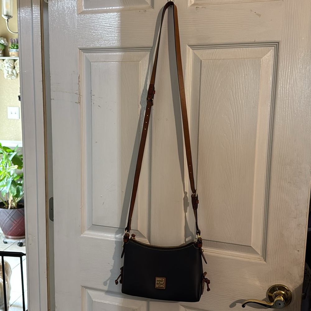 Dooney and Burke crossbody very pretty and lite weight
